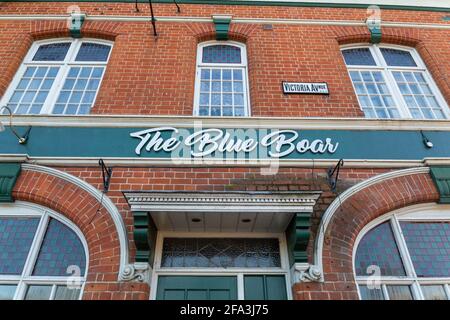 Southend-on-Sea, Großbritannien. April 2021. Szenen im Blue Boar Pub, nicht weit entfernt von Roots Hall, dem Heimstadion des Southend United Football Club. Die Fans sind über den Umgang mit dem derzeitigen Besitzer des Clubs, Ron Martin, aufgebracht. Der Verein wurde 1906 im Blauen Boar gegründet. Penelope Barritt/Alamy Live News Stockfoto