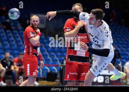 Kassel, Deutschland. April 2021. Handball: Bundesliga, MT Melsungen - THW Kiel, Matchday 27 in der Rothenbach-Halle. Der Kieler Hendrik Pekeler (r) spielt gegen Melsungen Julius Kühn. Quelle: Swen Pförtner/dpa/Alamy Live News Stockfoto