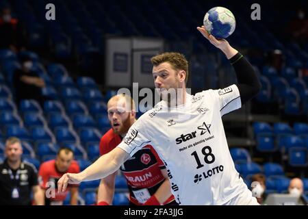 Kassel, Deutschland. April 2021. Handball: Bundesliga, MT Melsungen - THW Kiel, Matchday 27 in der Rothenbach-Halle. Der Kieler Niclas Ekberg wirft auf das Tor. Quelle: Swen Pförtner/dpa/Alamy Live News Stockfoto