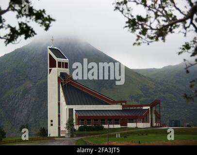 Die 1989 erbaute Borge Kirke ist eine der ungewöhnlichsten Kirchen im Inselarchipel der Lofoten. Stockfoto