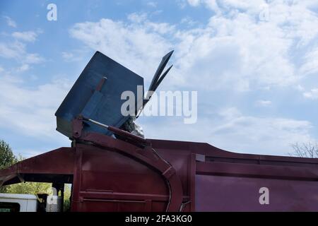 Müll wird in das Auto verladen die Entsorgung von kommunalen Abfall mit einem speziellen Auto Müllwagen Stockfoto