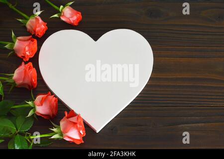 Muttertagskarte mit Herzdeko und Rosen auf Holz Hintergrund Stockfoto