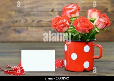 Mothers Day Karte mit roten Rosen im Vintage-Becher Stockfoto