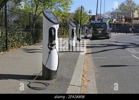 Ladestation für Elektrofahrzeuge an der Elmwood Rd in Dulwich, London, Großbritannien. Zeigt das neue LEVC TX Plug-in Hybrid-Elektrotaxi angeschlossen und lädt. Stockfoto