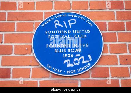 Protest-Graffiti vor dem Blue Boar Pub gegen Ron Martin, Vorsitzender von Southend Utd Football, der vor dem Abstieg steht. Zerstörte blaue Plakette Stockfoto