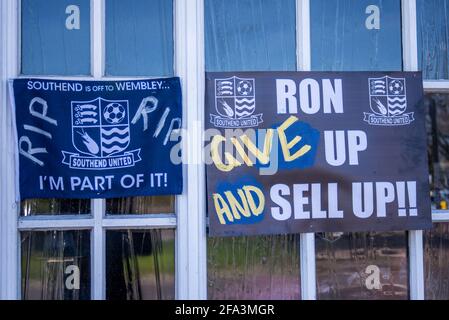 Protest-Graffiti vor dem Blue Boar Pub gegen Ron Martin, Vorsitzender von Southend Utd Football, der vor dem Abstieg steht. Gib auf und verkaufe dich Stockfoto