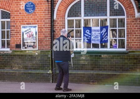 Protest-Graffiti vor dem Blue Boar Pub gegen Ron Martin vorsitzender von Southend Utd Football, der vor dem Abstieg steht Stockfoto