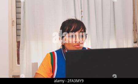 Junger Lehrer in einer abgelegenen Klasse Stockfoto