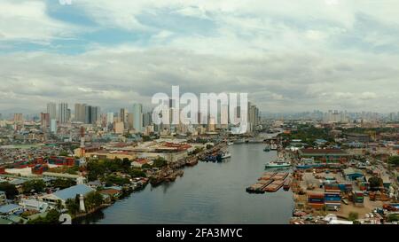 Luftaufnahme von Panorama von Manila City. Wolkenkratzer und Business Centers in einer großen Stadt. Reisen Urlaub Begriff Stockfoto