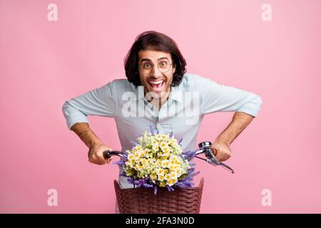 Foto von jungen glücklich lächelnd aufgeregt guten Laune Mann männlich Guy Ride Fahrrad isoliert auf rosa Hintergrund Stockfoto