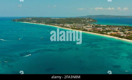 Tropischen weißen Strand mit Touristen und Hotels in der Nähe Das blaue Meer, Luftbild. Sommer und Reisen Urlaub Konzept. Stockfoto