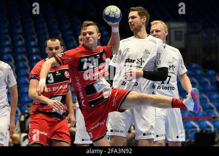 Kassel, Deutschland. April 2021. Handball: Bundesliga, MT Melsungen - THW Kiel, Matchday 27 in Rothenbach-Halle. Melsungs Timo Kastening wirft auf das Tor. Quelle: Swen Pförtner/dpa/Alamy Live News Stockfoto