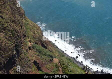 Faja dos Padres auf der Insel Madeira, einer schmalen Küstenplattform am Fuße einiger der höchsten Meeresklippen Europas Stockfoto