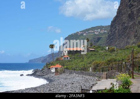 Faja dos Padres auf der Insel Madeira, einer schmalen Küstenplattform am Fuße einiger der höchsten Meeresklippen Europas Stockfoto