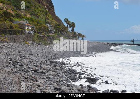 Faja dos Padres auf der Insel Madeira, einer schmalen Küstenplattform am Fuße einiger der höchsten Meeresklippen Europas Stockfoto