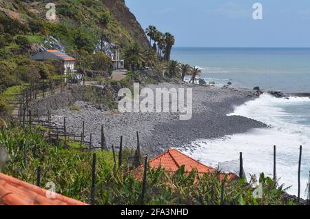 Faja dos Padres auf der Insel Madeira, einer schmalen Küstenplattform am Fuße einiger der höchsten Meeresklippen Europas Stockfoto