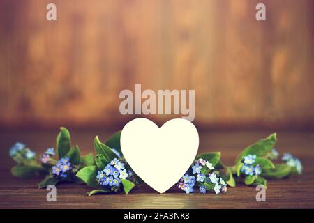 Karte zum Muttertag mit Herz und Blumen zum Muttertag Stockfoto