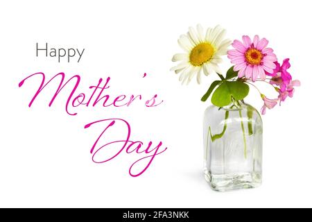 Happy Mothers Day Karte mit Frühlingsblumen in Vase isoliert Auf weißem Hintergrund Stockfoto