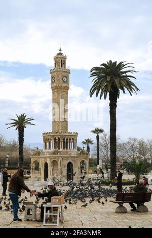 Izmir, TÜRKEI, 3,2021. Februar: Izmir Konak Square Alter Uhrturm Stockfoto