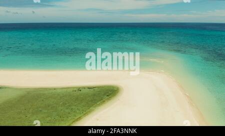 Weiße Insel mit Strand und Sand Bar im türkisblauen Wasser Atoll, Antenne Brummen. Sandbar Atoll. Tropische Insel und Korallenriff. Sommer und Reisen Urlaub Konzept, Camiguin, Philippinen. Stockfoto