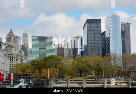 New York, NY - 05. NOV 2019: Battery Park mit der Skyline von Lower Manhattan. Stockfoto