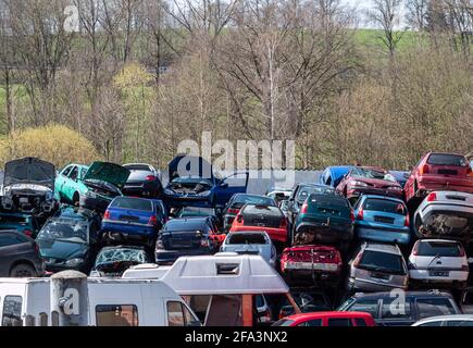 Autos im Schrottplatz zum Recycling Stockfoto