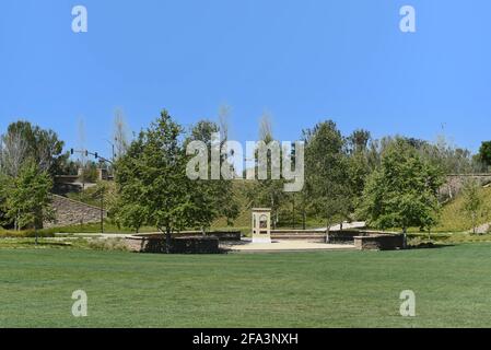 IRVINE, KALIFORNIEN - 19 APR 2021: Der Beginn des Age of Exploration Mosaic auf dem Jeffrey Open Space Trail. Stockfoto