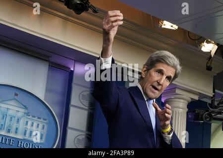 Washington, Usa. April 2021. Der Sonderbeauftragte des Präsidenten für Klima, John Kerry, spricht am Donnerstag, dem 22. April 2021, bei einer Pressekonferenz im Weißen Haus in Washington DC. Poolfoto von Yuri Gripas/UPI Credit: UPI/Alamy Live News Stockfoto