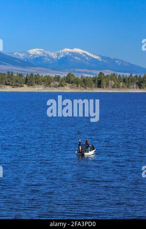 Angeln auf dem Canyon Ferry Lake mit Mount Baldy in der Ferne in der Nähe von East helena, montana Stockfoto