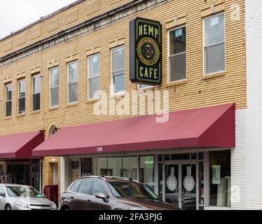 JOHNSON CITY, TN, USA-10 APRIL 2021: Ein kleines Geschäft in der Innenstadt, das Hanf Cafe-Mountain Roots, Hanf Dispensary und Cafe genannt wird. Stockfoto