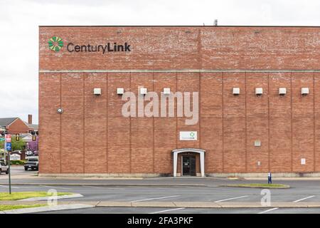 JOHNSON CITY, TN, USA-10 APRIL 2021: Eine große, fensterlose Gebäudewand mit dem Schild und dem Logo von Century Link. Stockfoto