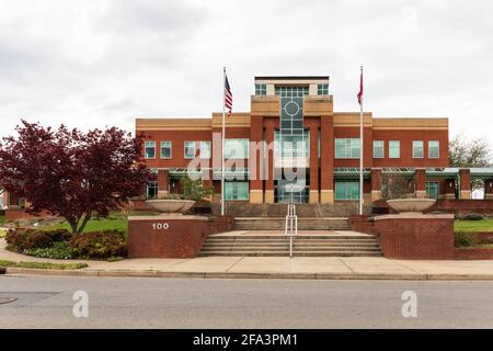 JOHNSON CITY, TN, USA-10 APRIL 2021: The Johnson City Public Library, on Millard St. Frontalansicht. Stockfoto