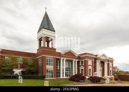 JOHNSON CITY, TN, USA-10 APRIL 2021: Central Baptist Church, in Downtown Johnson City. Gute Perspektive. Stockfoto