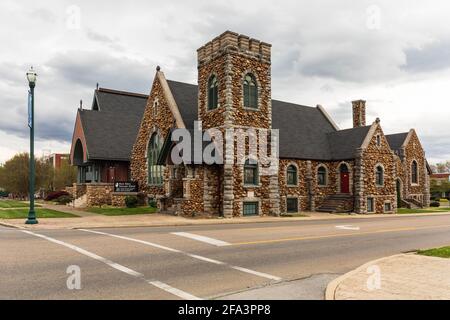 JOHNSON CITY, TN, USA-10 APRIL 2021: St. John's Episcopal Church, ein elegantes Felsgebäude mit einem quadratischen Glockenturm. Stockfoto