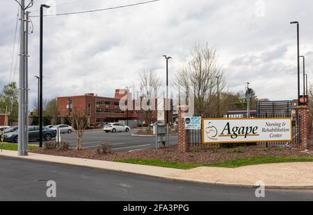 JOHNSON CITY, TN, USA-10 APRIL 2021: Das Agape Nursing and Rehabilitation Center bietet individuelle Langzeitpflege. Roan Street Stockfoto