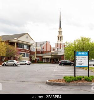 JOHNSON CITY, TN, USA-10 APRIL 2021: Die Munsey United Methodist Church, in der Innenstadt. Gebäude, Schild und Parkplatz. Stockfoto