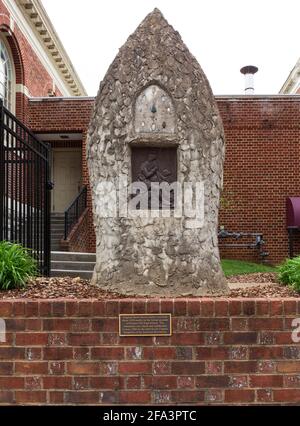 JOHNSON CITY, TN, USA-10 APRIL 2021: Gezeigt ist ein skulpturierter Felsen in Form einer Pfeilspitze, der an Daniel Boone erinnert, der um 1930 erbaut wurde und zurechtgewiesen wurde Stockfoto