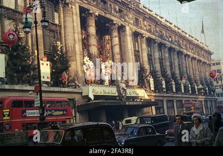 Kaufhaus Selfridges im Advent, Oxford Street, London, Großbritannien, 1964. Stockfoto