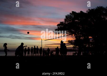 25. November 2012; Cordoba, Argentinien; Menschen spielen Beachvolleyball für wohltätige Zwecke bei Sonnenuntergang Stockfoto
