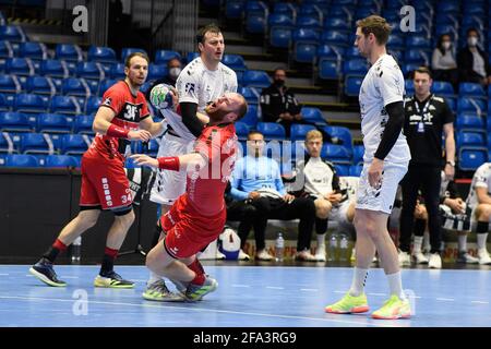 Kassel, Deutschland. April 2021. Handball: Bundesliga, MT Melsungen - THW Kiel, Matchday 27 in Rothenbach-Halle. Melsungen's Arnar Freyr Arnarsson (M) spielt gegen Kiels Domagoj Duvnjak. Quelle: Swen Pförtner/dpa/Alamy Live News Stockfoto