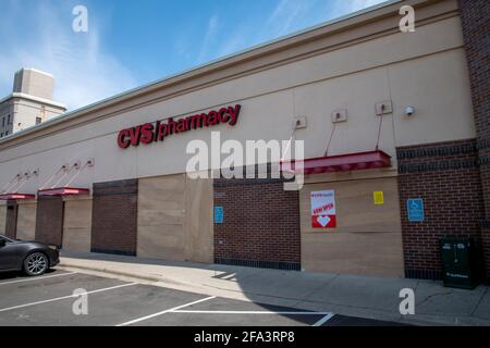 Minneapolis, Minnesota. Alle Fenster sind in der CVS-Apotheke zum Schutz während des Derek-Chauvin-Prozesses im Falle von Unruhen verladen. Stockfoto