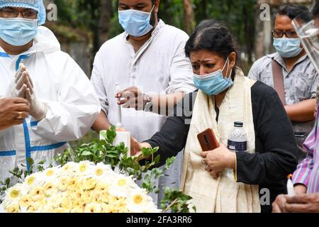 Dhaka, Bangladesch. April 2021. Verwandte beten am Grab des 19 verstorbenen kovidierten Mannes während einer Beerdigung durch Christen aus Bangladesch auf einem Friedhof. Kredit: SOPA Images Limited/Alamy Live Nachrichten Stockfoto