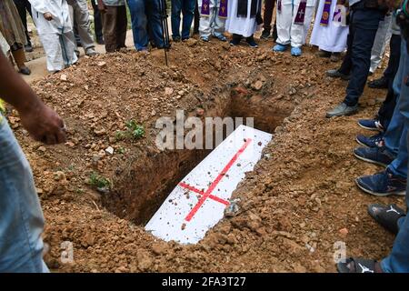 Dhaka, Bangladesch. April 2021. Ein Sarg mit dem kovidierten 19 Verstorbenen, der im Grab während einer Beerdigung von Christen aus Bangladesch auf einem Friedhof gesehen wurde. (Foto von Piyas Biswas/SOPA Images/Sipa USA) Quelle: SIPA USA/Alamy Live News Stockfoto