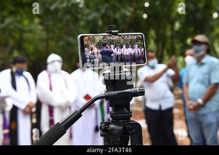 Dhaka, Bangladesch. April 2021. Ein mobiler Live-Stream des kovidierten 19 verstorbenen Mannes während einer Beerdigung durch Christen aus Bangladesch auf einem Friedhof. (Foto von Piyas Biswas/SOPA Images/Sipa USA) Quelle: SIPA USA/Alamy Live News Stockfoto