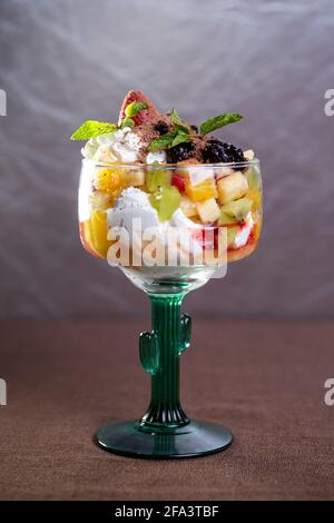 Dessert mit Eis und Obst in einem Glas. Stockfoto