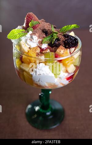 Fruchtdessert mit Eis in einem Glas. Stockfoto