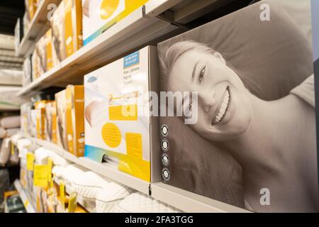 Grodno, Weißrussland - 07. April 2021: Innenansicht des JYSK-Geschäfts im Einkaufszentrum TRINI. Abteilung für den Verkauf von Leinen. Stockfoto
