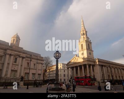 London, Greater London, England - 17 2021. Apr: EINE Ecke des Trafalgar Square mit einer Straßenbeleuchtung in der Mitte, St. Martin in the Fields Church Right und National Stockfoto