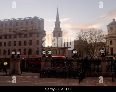 London, Greater London, England - 17 2021. Apr: St Martin in the Fields Church Tower von der Charing Cross Station aus gesehen, während ein Bus den Strand entlang fährt. Stockfoto