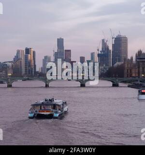 London, Greater London, England - 17 2021. April: Flussboot auf der Themse fährt in Richtung Westminster Bridge. Stockfoto